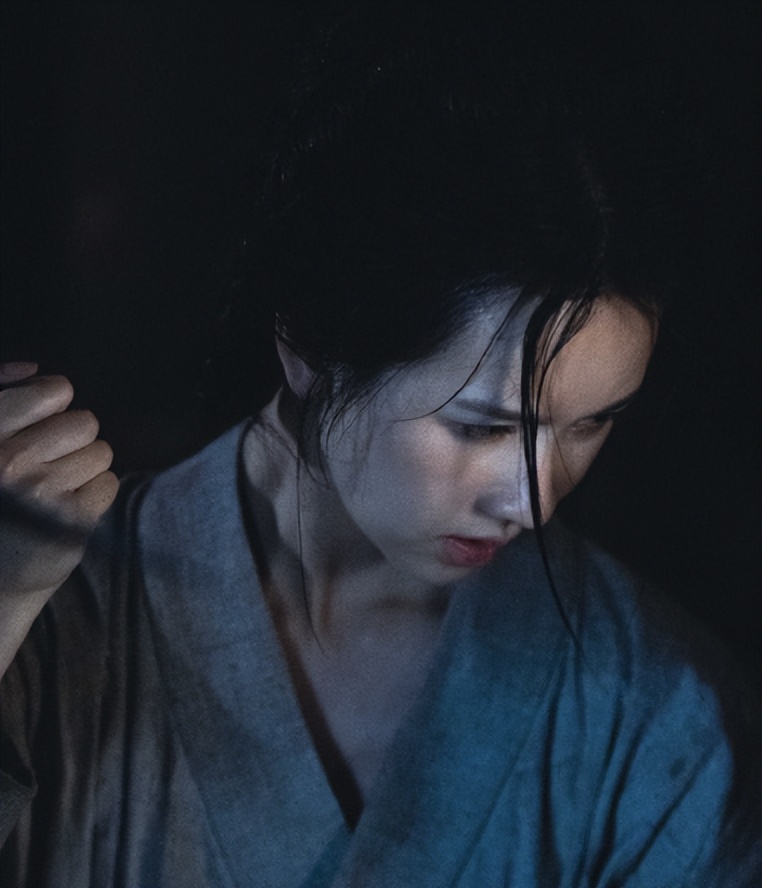 女明星的身材管理好厉害，陈都灵168cm仅90斤，肋骨清晰可见