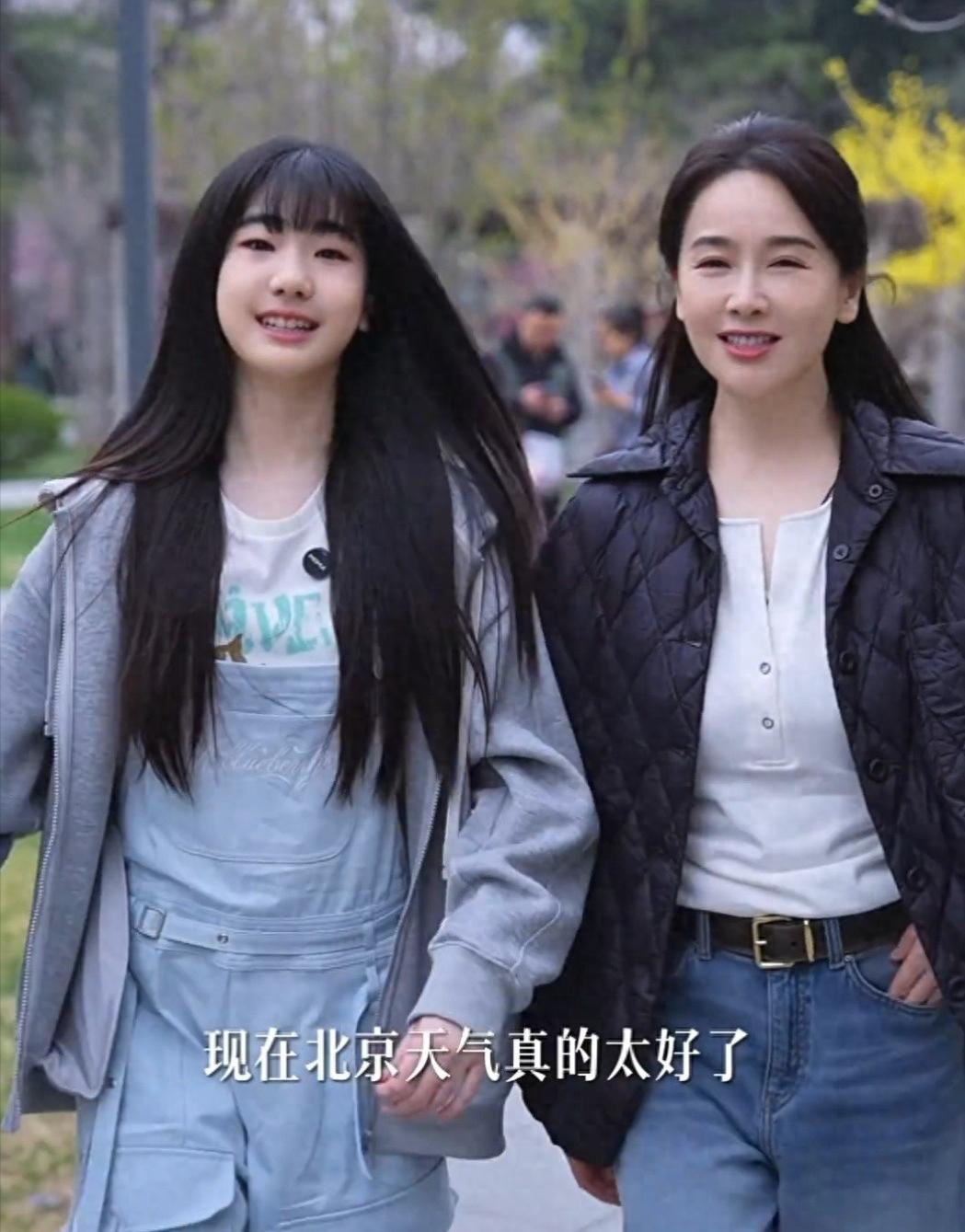 左小青母女罕见同框，14岁女儿身高优势明显，颜值被吐槽不如妈妈