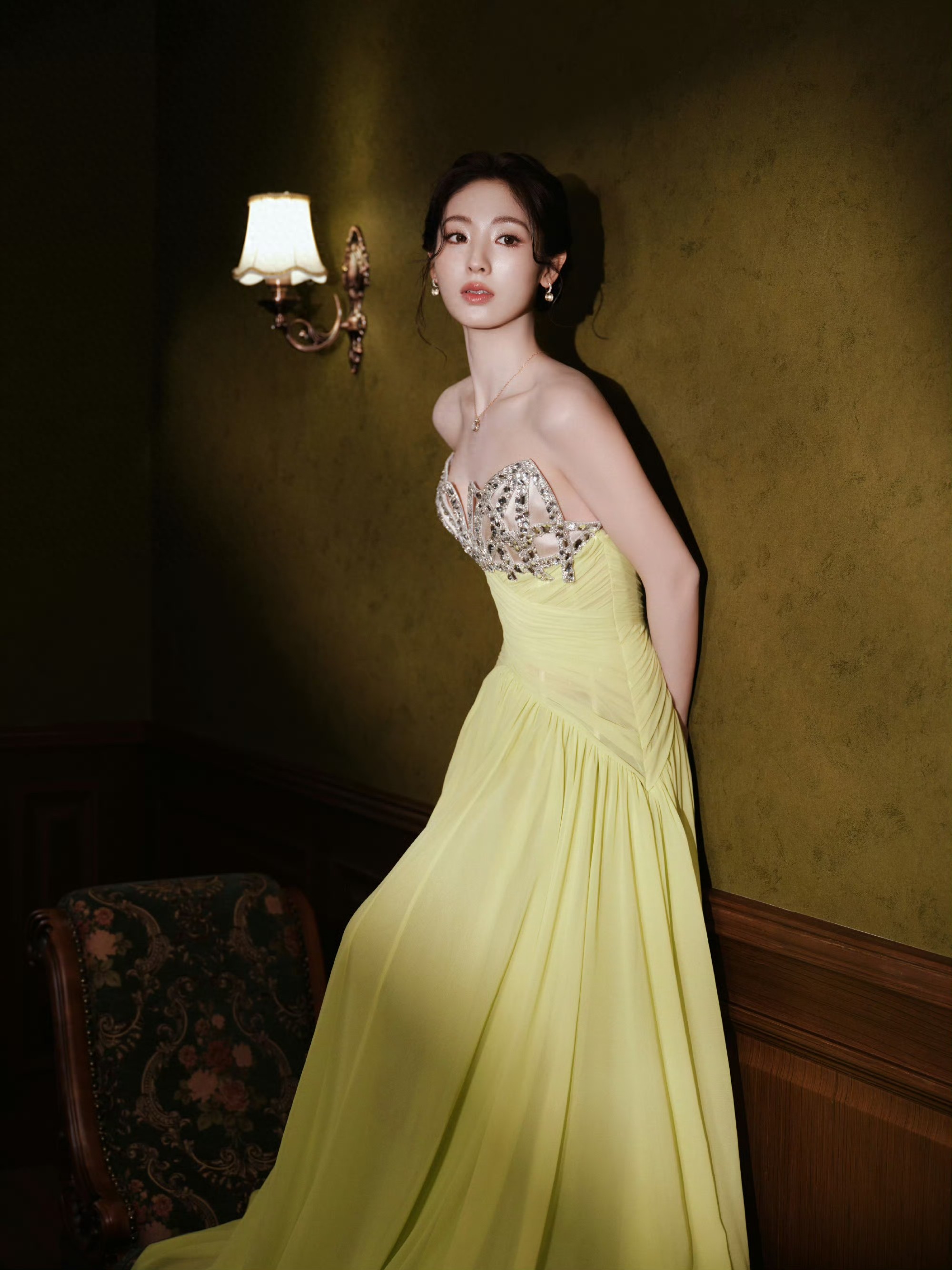 邢菲 春日一抹黄绿长裙的清新靓丽与温柔