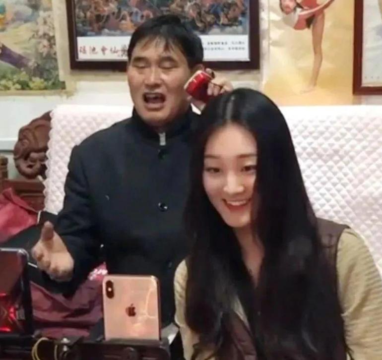 陈亚男订婚！未婚夫“底裤”被扒，年龄大长的矮，网友嘲得不偿失