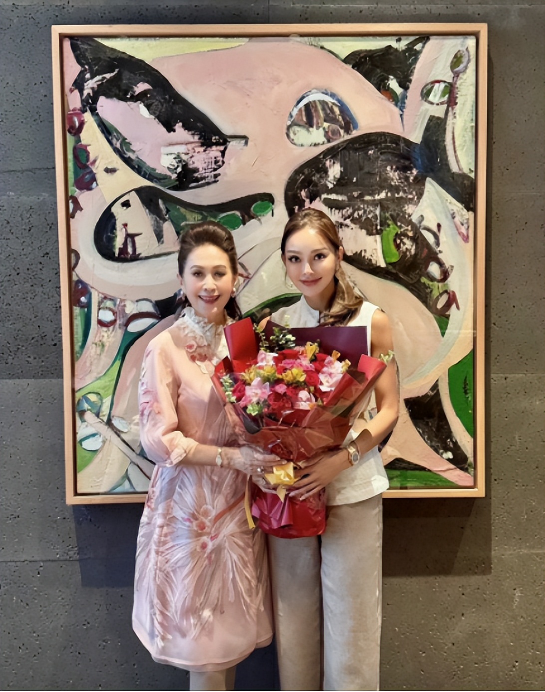 突发!香港知名男星新恋情曝光,曾发誓终身不娶,屡次改口被打脸