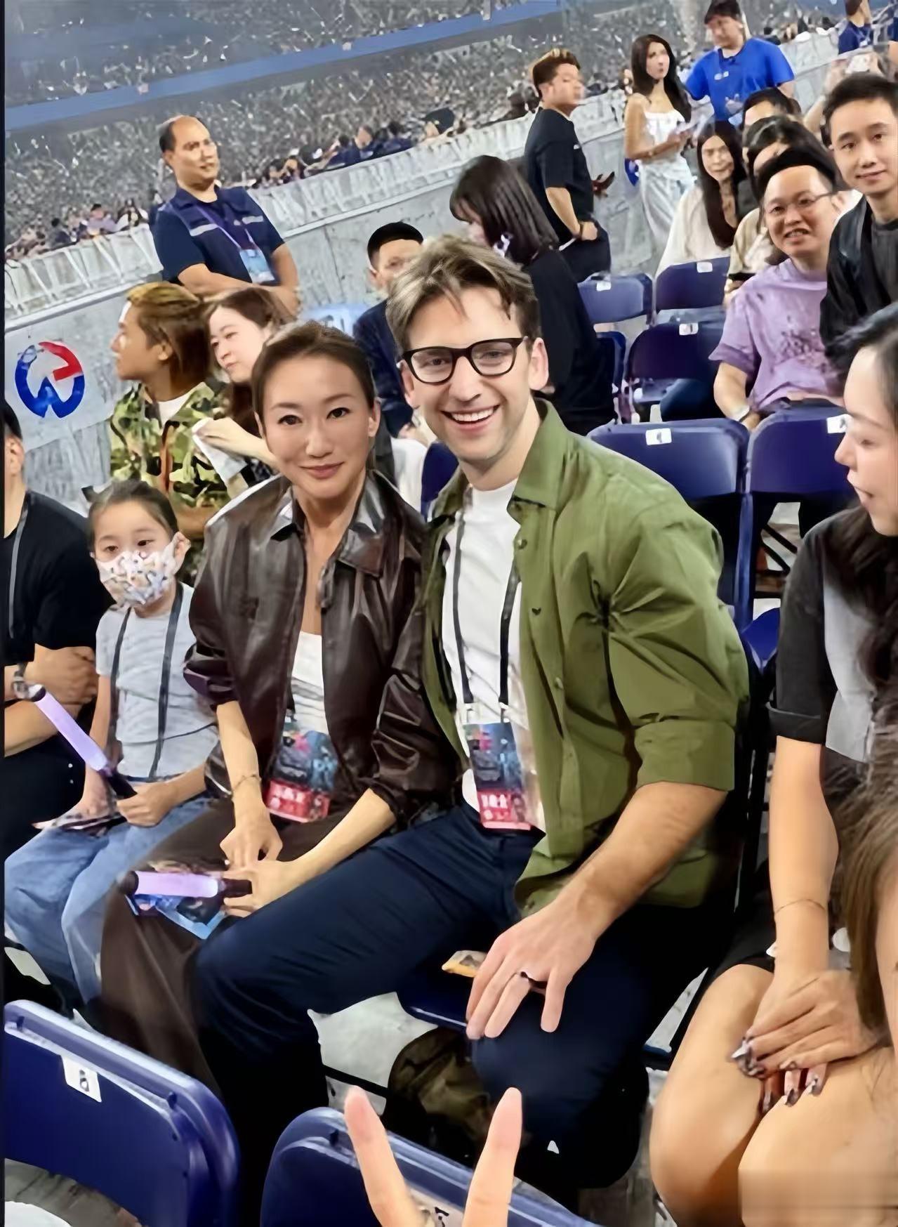 谢婷婷现身谢霆锋演唱会！外籍老公肤白腿长，女儿兴奋给舅舅应援