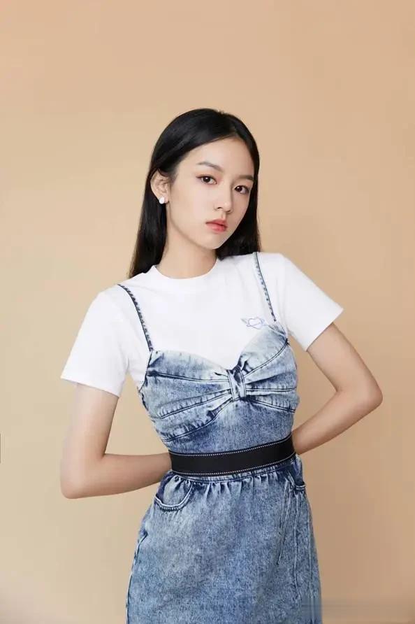 周也，吊带裙写真