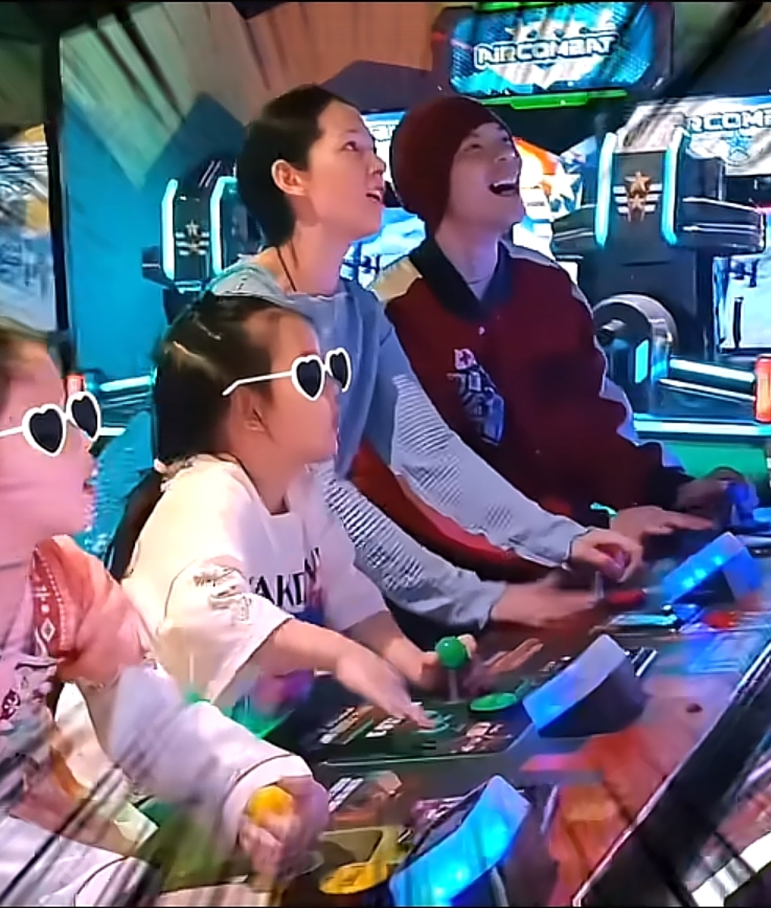 郭碧婷一家四口出游，向佐变清爽秀肌肉臂，夫妻俩比娃玩得还开心