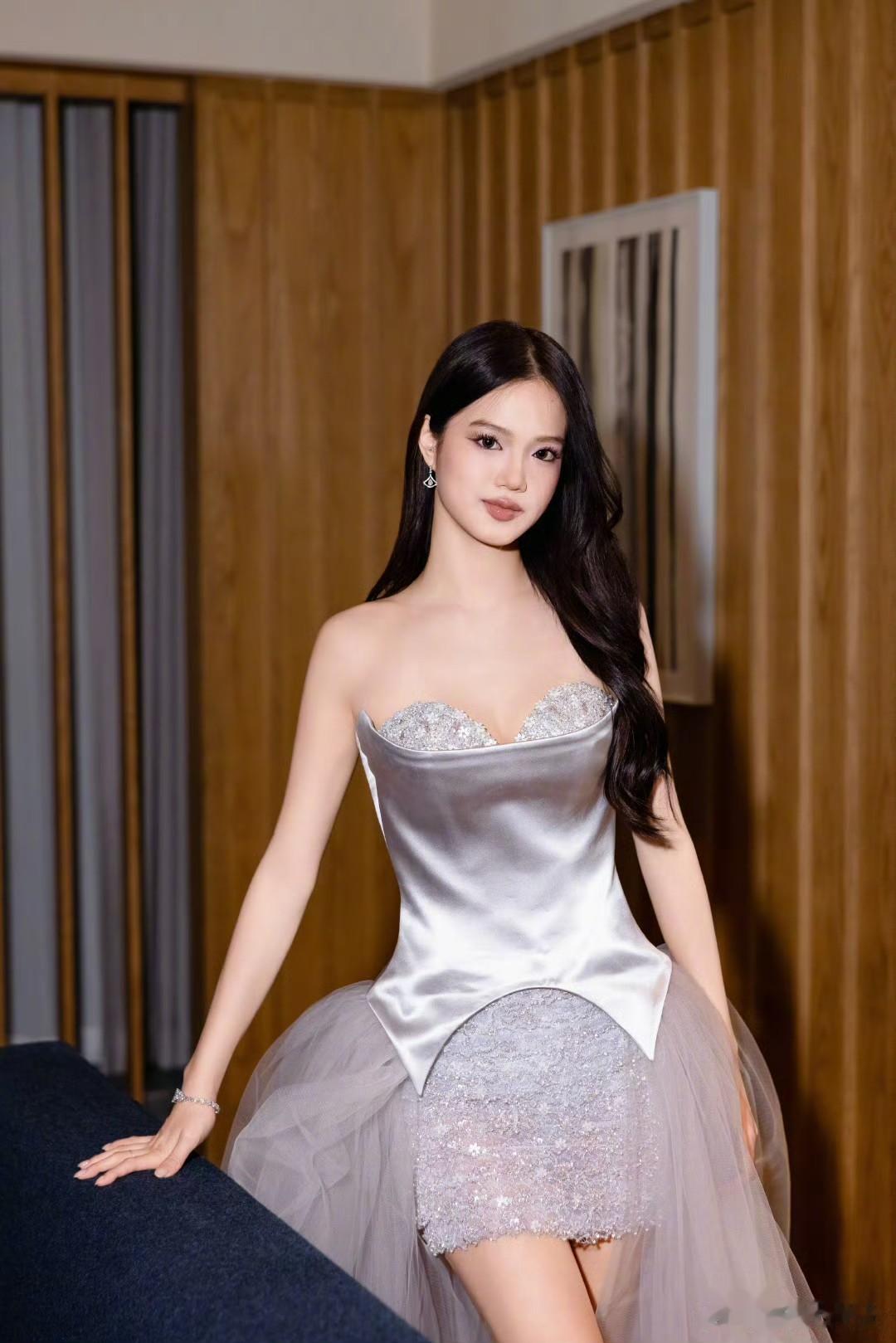 钟丽缇女儿走秀杀疯了！谁看了不迷糊？头纱配蓬裙造型直接美出圈