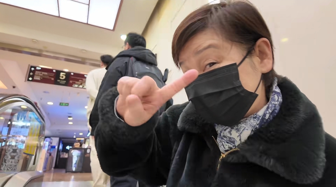 徐帆闺女晒北京别墅，家里装修偏旧但很大，冯小刚夫妻私下很宠她