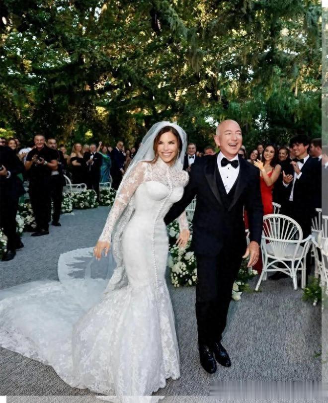 贝佐斯牵手爱妻在纽约出街！老了好多，56岁桑切斯穿皮草，更美了