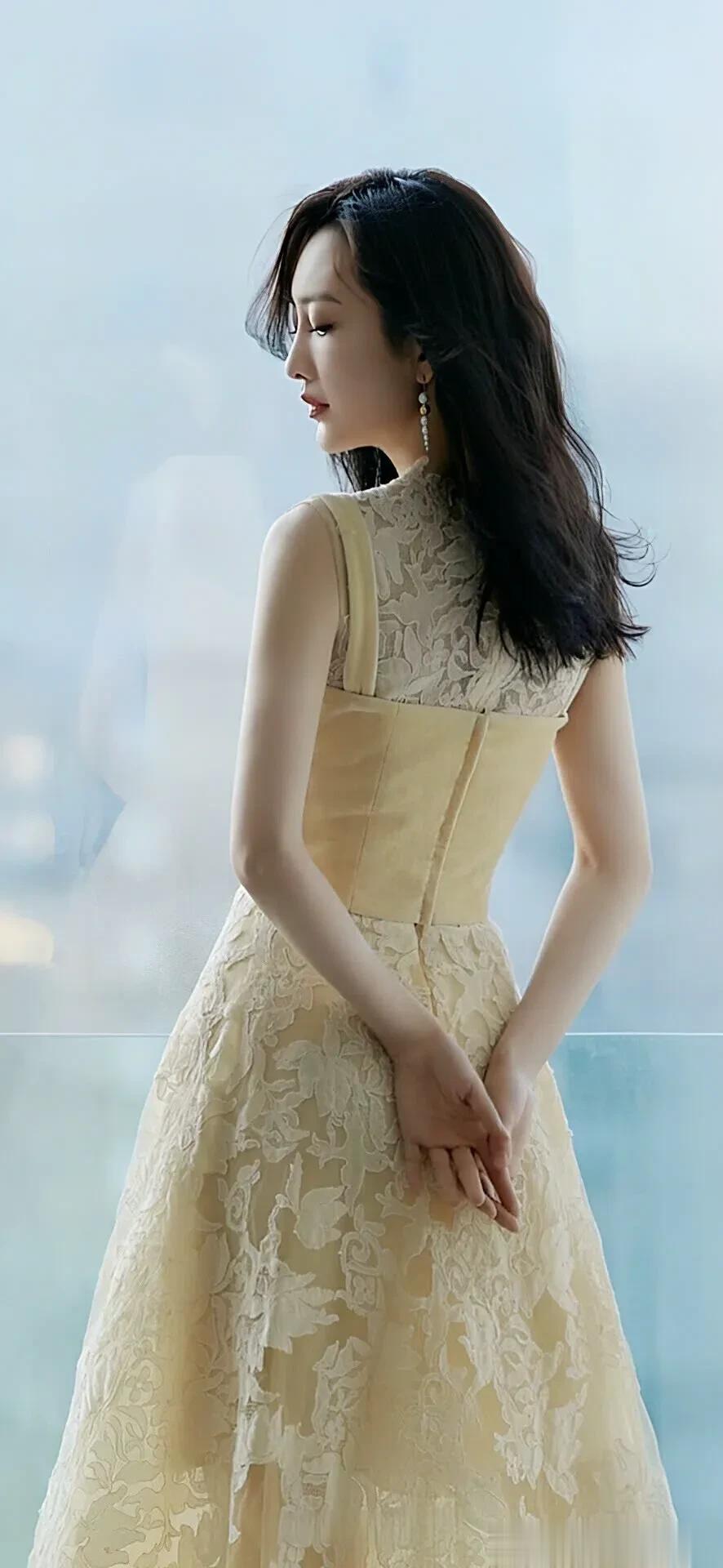 王鸥写真鉴赏|白毛衣+牛仔裤,简约又大方