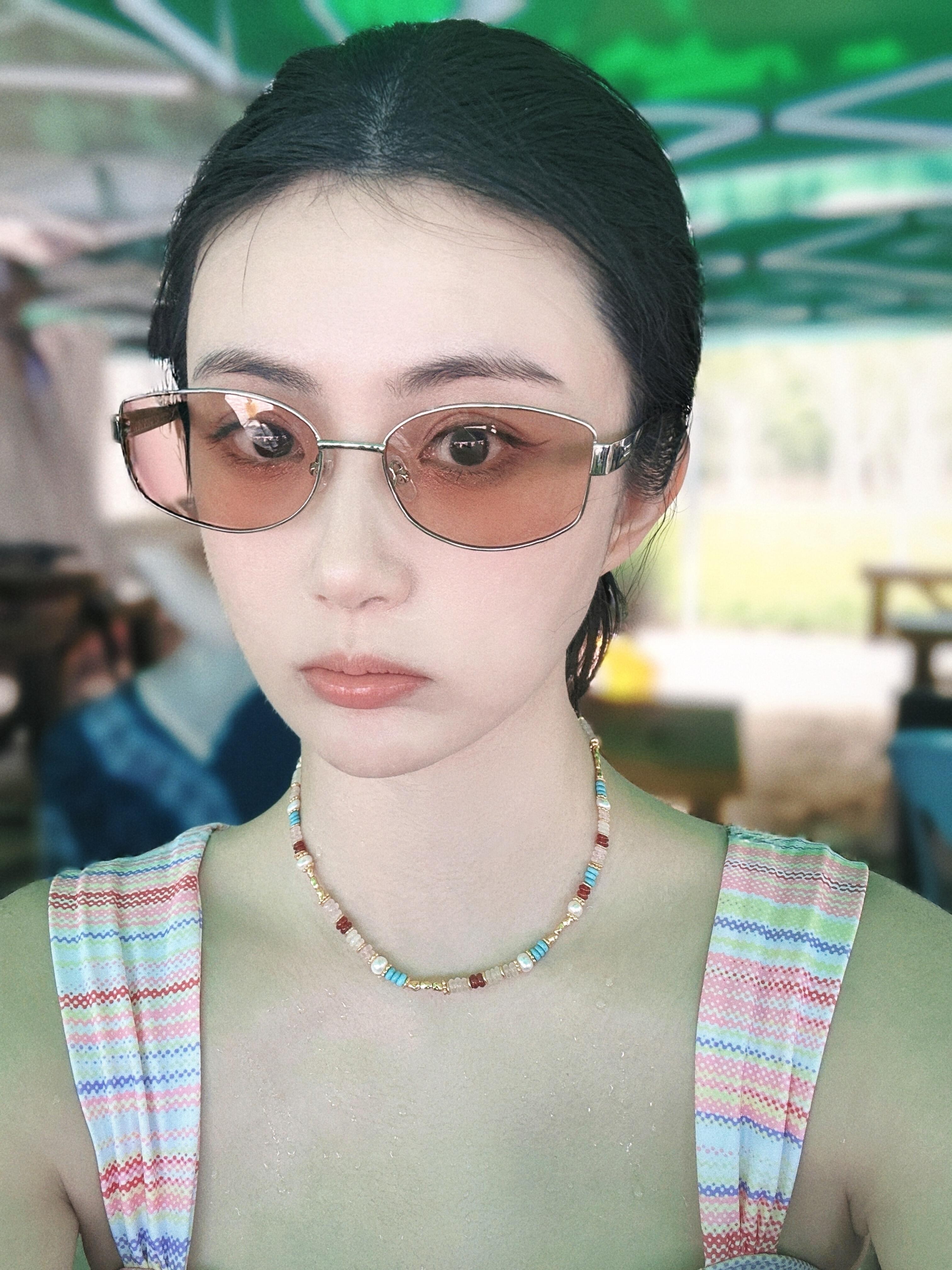 演员赵昕泰国度假美拍,腿又白嫩