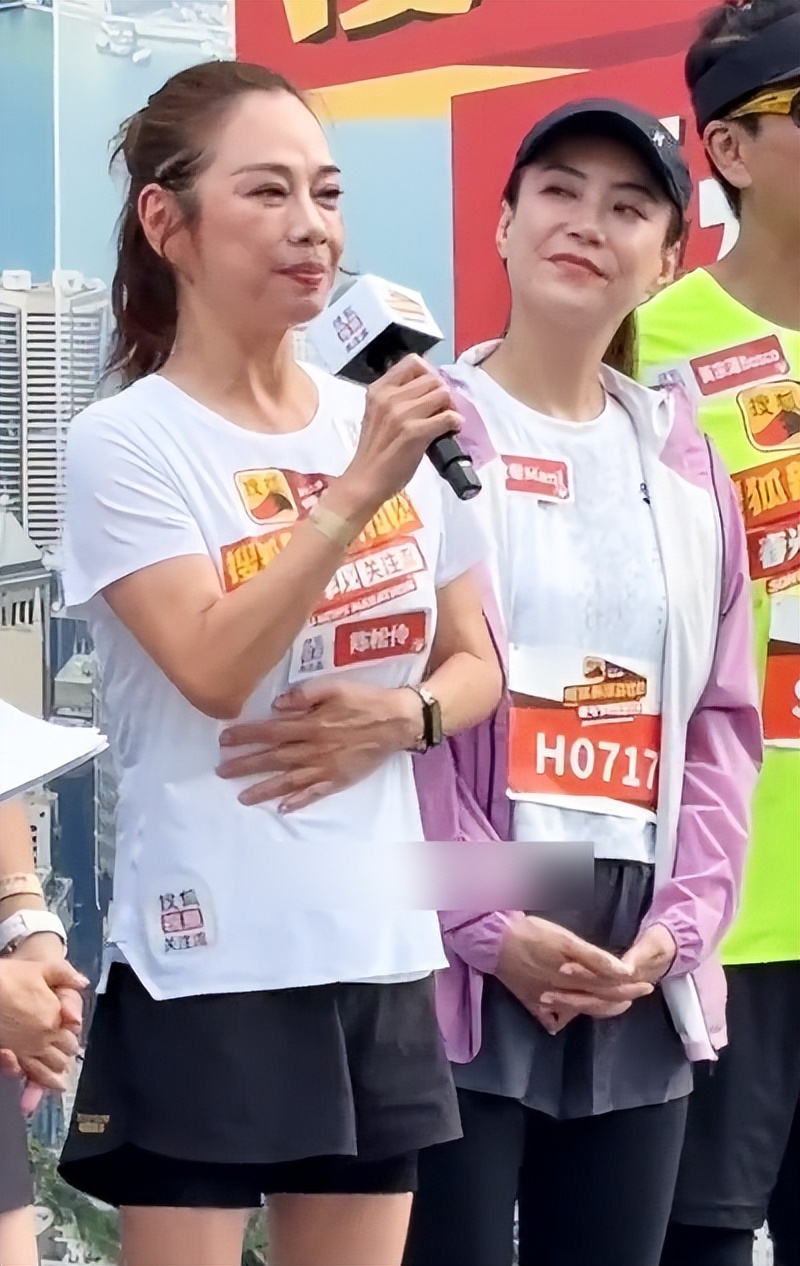 香港同框名场面：林志玲脸肿如发面馒头，56岁陈松伶干瘪却赢麻