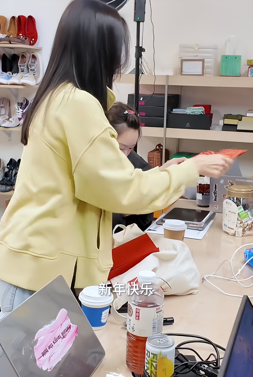 董洁热搜风波后复工，微笑给员工发红包，打脸了16年前的自己！