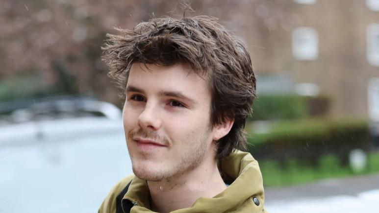 克鲁兹现身街头！穿休闲装头发凌乱，演出门票售罄获维多利亚点赞