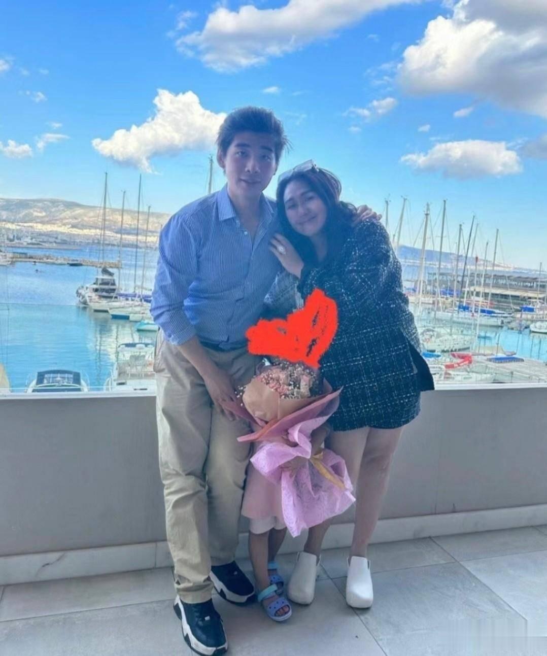 何超琼到何超盈豪宅过年！姐妹俩又搂又抱，跟6岁外甥女穿亲子装