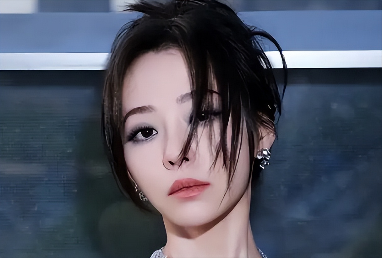 离婚7年，张靓颖再次让人刮目相看，独得6亿的冯轲后悔也晚了