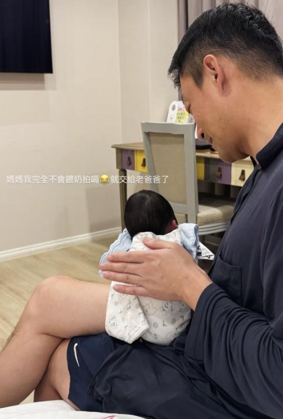 S妈独自现身大S雕像前！称天气不错一上山又凄风苦雨，坦言心中苦