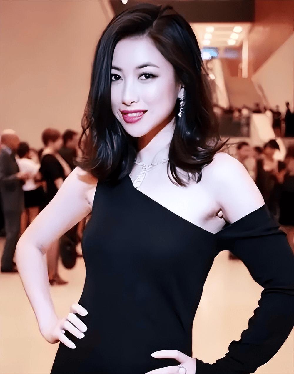 朱珠一家吃路边摊被偶遇！女儿热出一头汗，老公偷拍她满眼都是爱