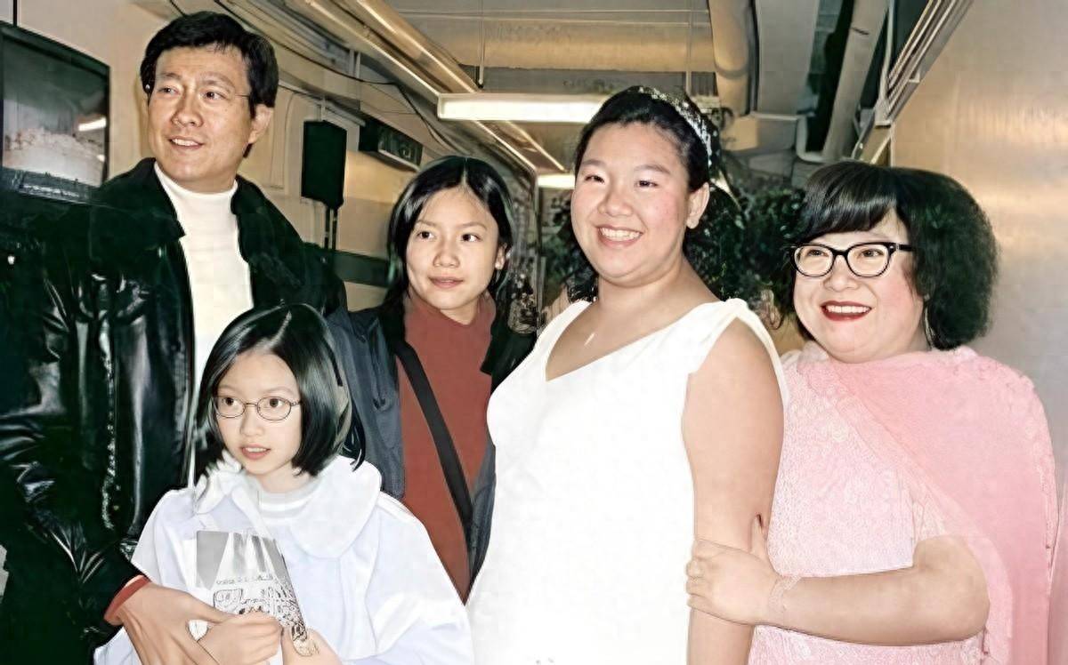 郑少秋女儿现状：老大自杀，老二38岁抑郁未婚，老三老四享尽父爱