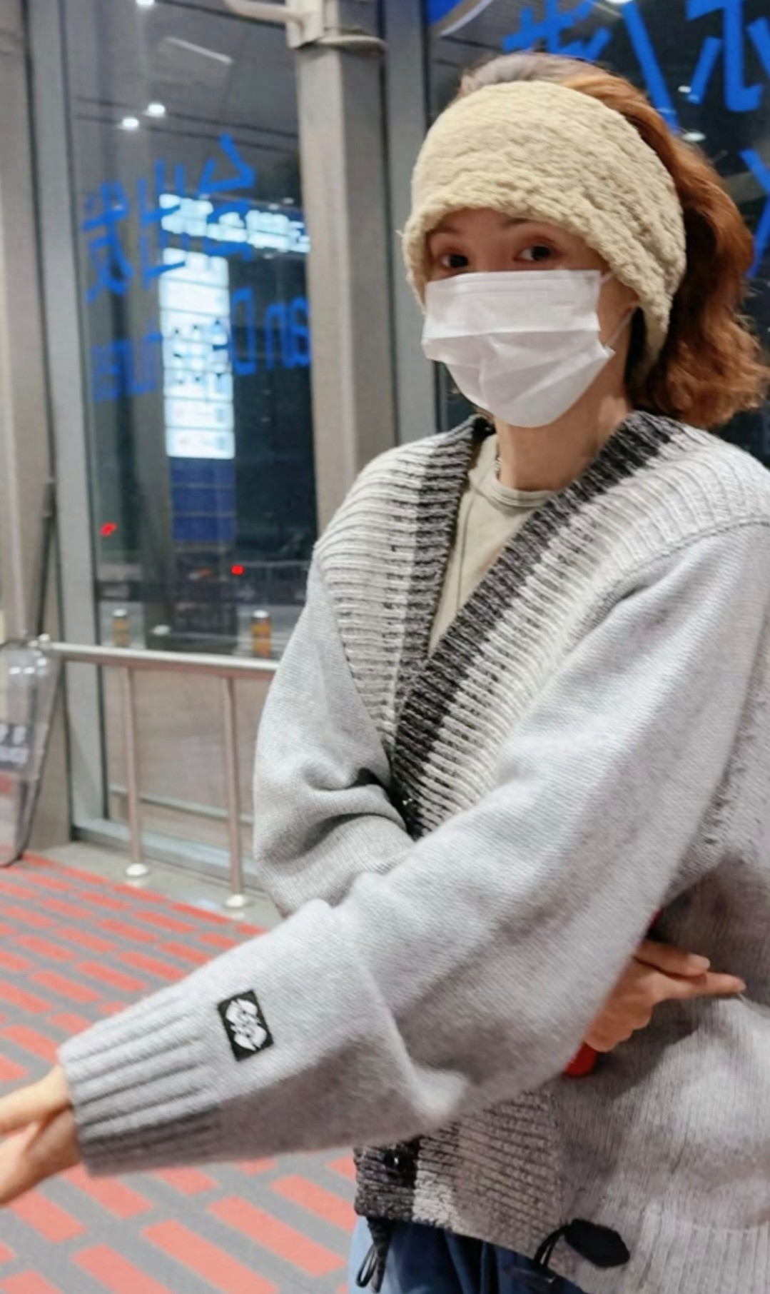 金晨新西兰被偶遇，大方和网友合影脸超小，一头小卷发好漂亮