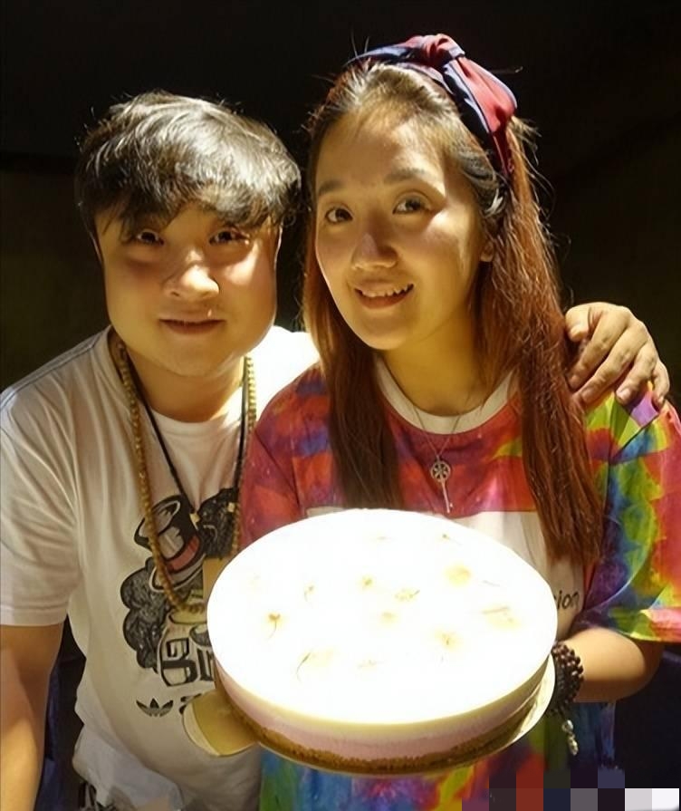 乔杉一家泰国过春节,妻子戴黄金玉镯贵气,三胎5个月儿子胖又白