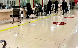 某银行柜员忽悠储户将410万拆迁款买理财产品，被拒后擅自更改合同！案子判了