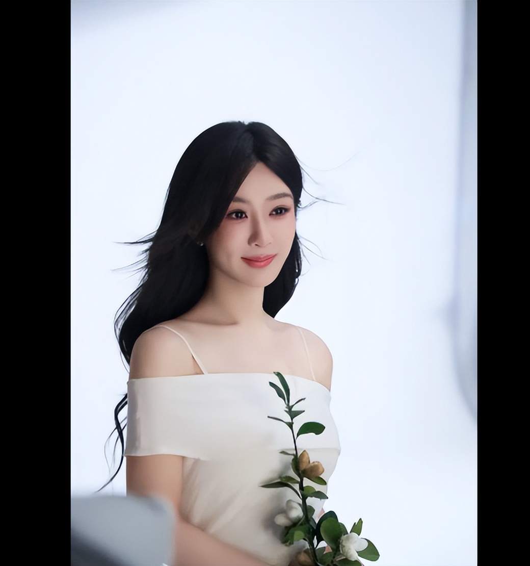 杨紫露肩衣裙出镜,白色内搭,又仙又欲!