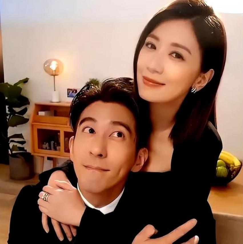 看了热搜上的张馨予，才明白她与何捷婚姻的真相，贾静雯真说对了