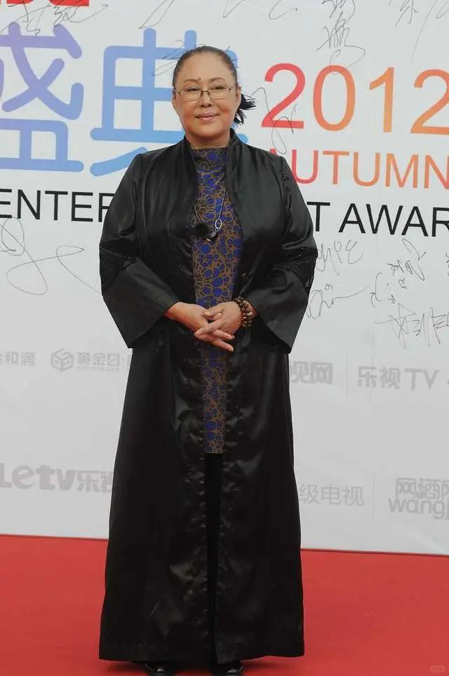 斯琴高娃庆祝76岁大寿!脸色惨白一头大波浪,抹大红唇险些认不出