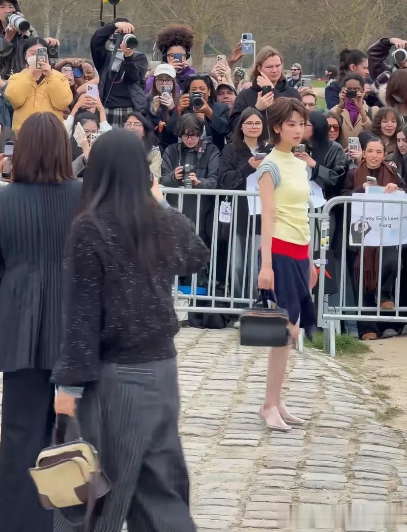 陈都灵巴黎时装周看秀,一头短发俏皮可爱,服装评价却是两极分化