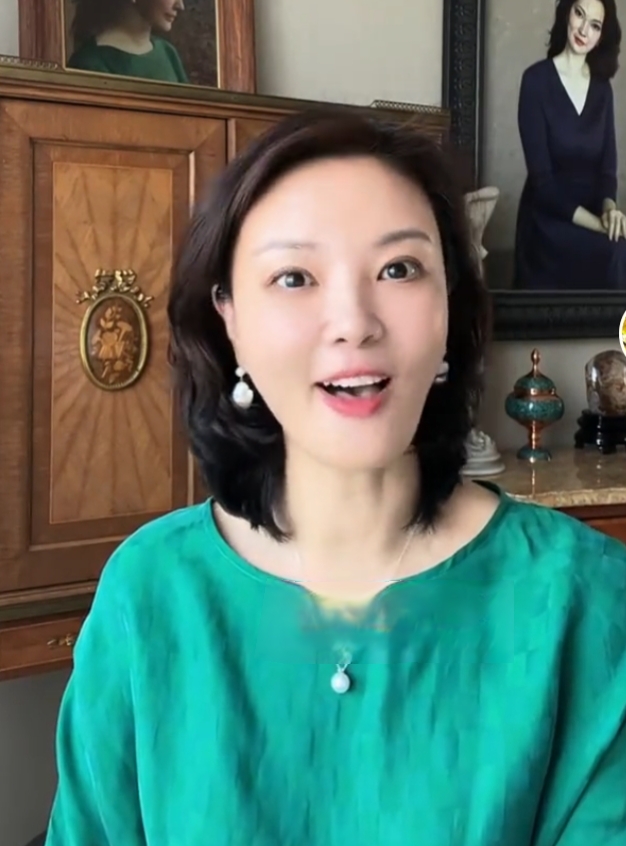 刘芳菲分享绿色穿搭，一袭湖绿衣衫配短发，知性优雅尽显东方美