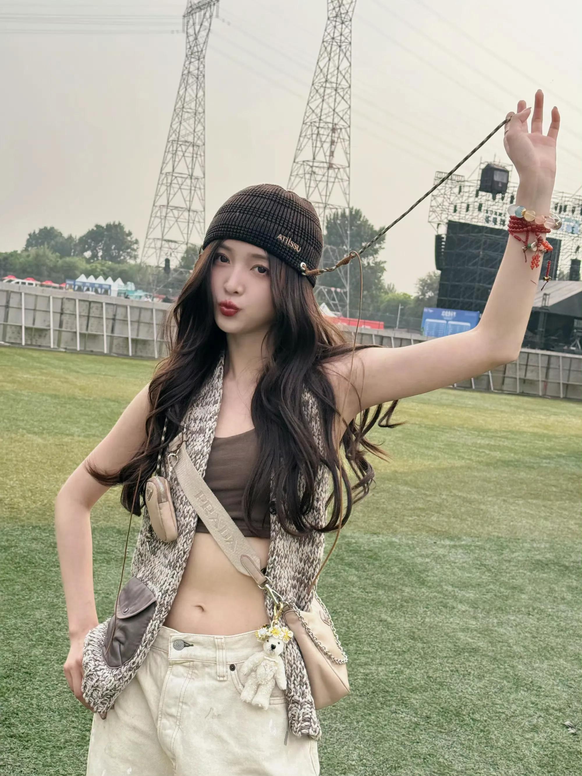 吴宣仪甜美自拍