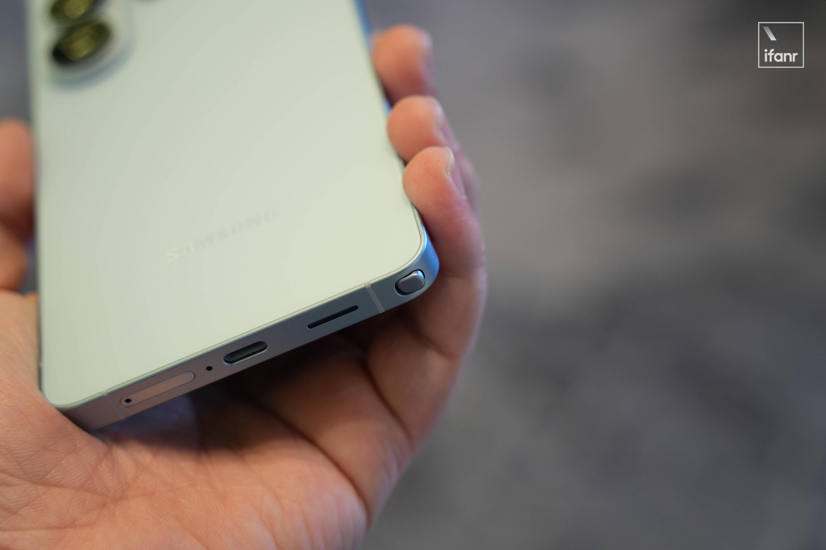 三星 Galaxy S26 上手體驗：全球首塊「防窺屏」，不貼膜也能防窺？