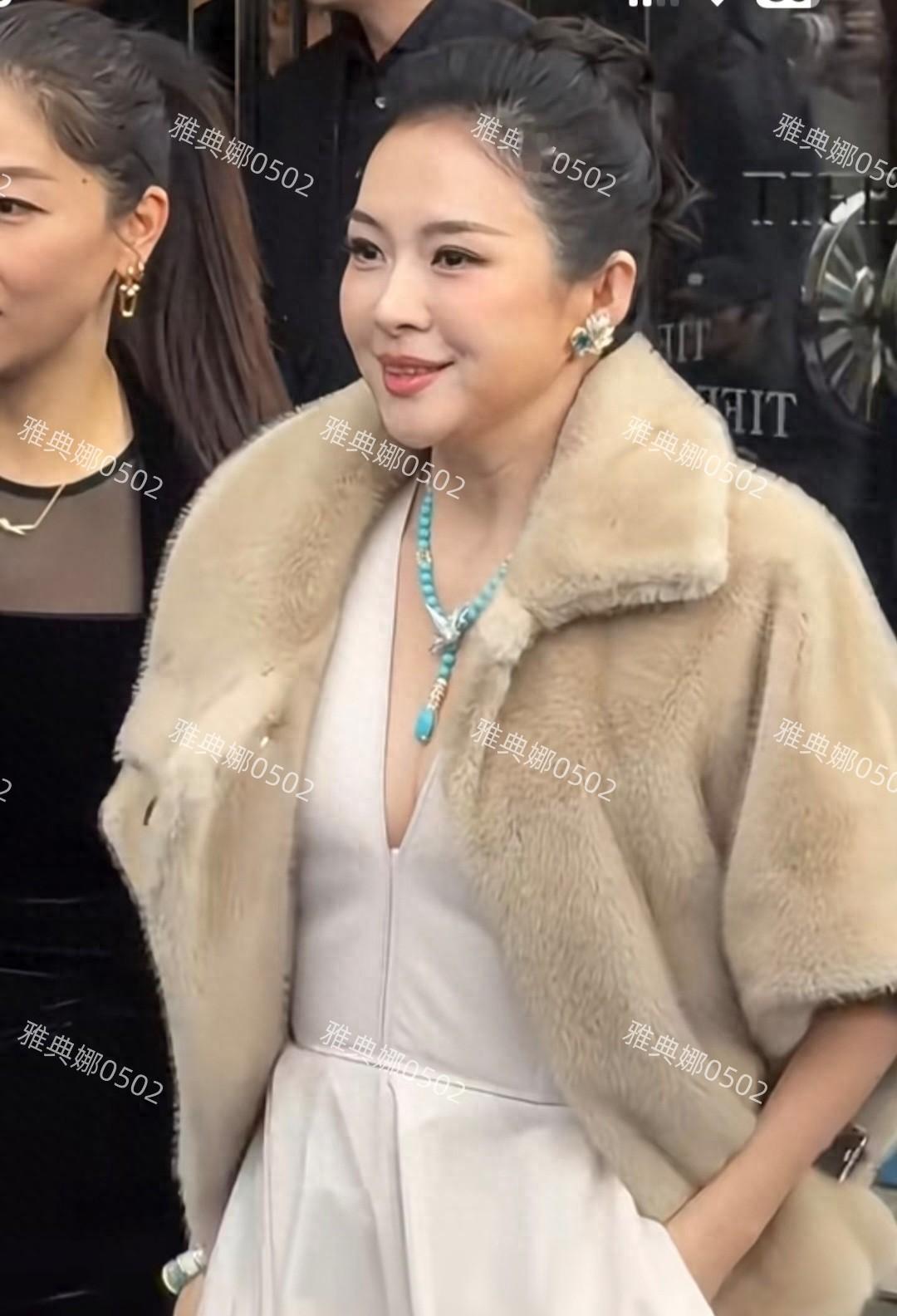 章子怡是胖了还是肿了？她引以为傲的巴掌脸变了好多，竞撞脸倪萍