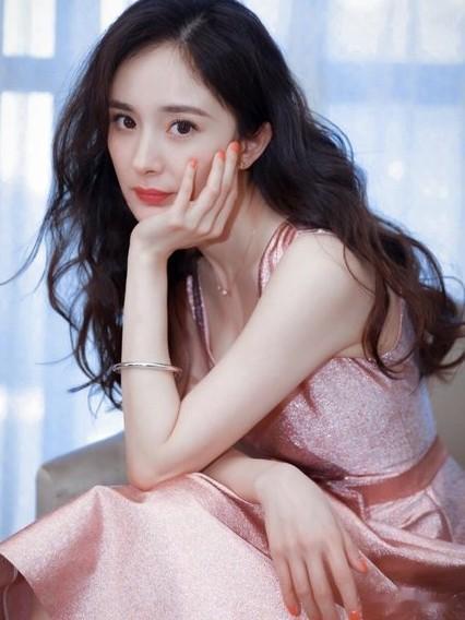 杨幂360度全是萌点？正面萌侧面也萌，谁看了不迷糊？