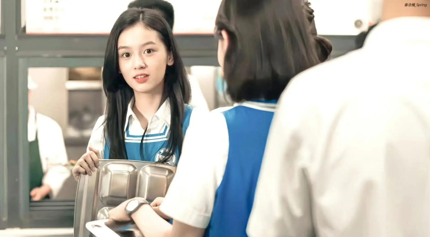 周也和家人西班牙吃火锅被偶遇，一家四口都是高颜值，画面很温馨