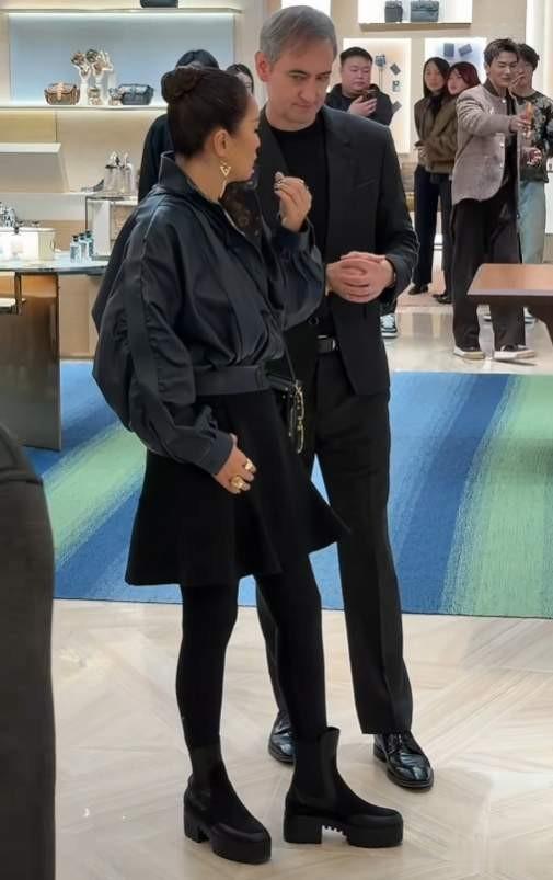 北京这一晚，周冬雨重回颜值巅峰，欧阳娜娜身材离谱，巩俐秒全场