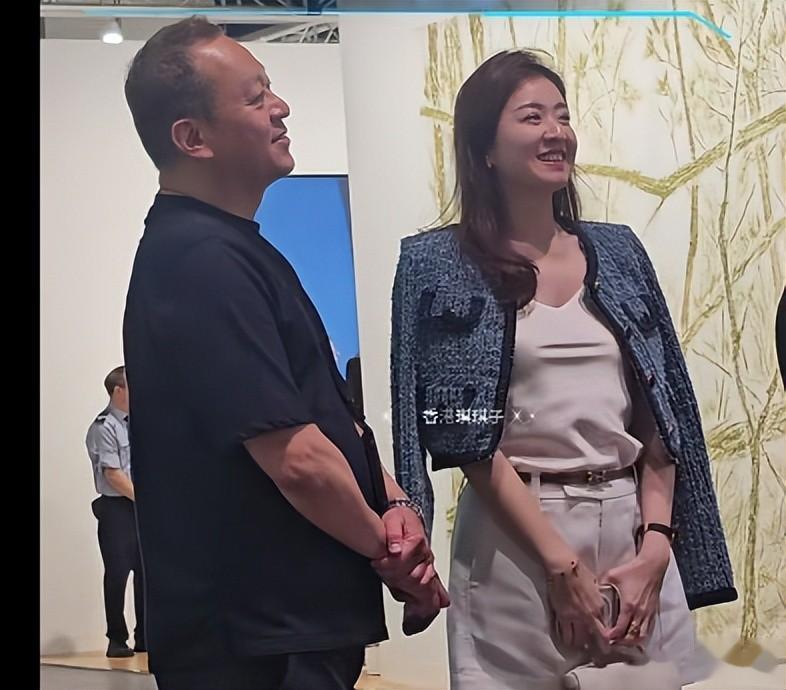 徐淑敏夫妻逛艺术展被拍！身形丰腴笑容依旧甜美，带俩保镖排面大