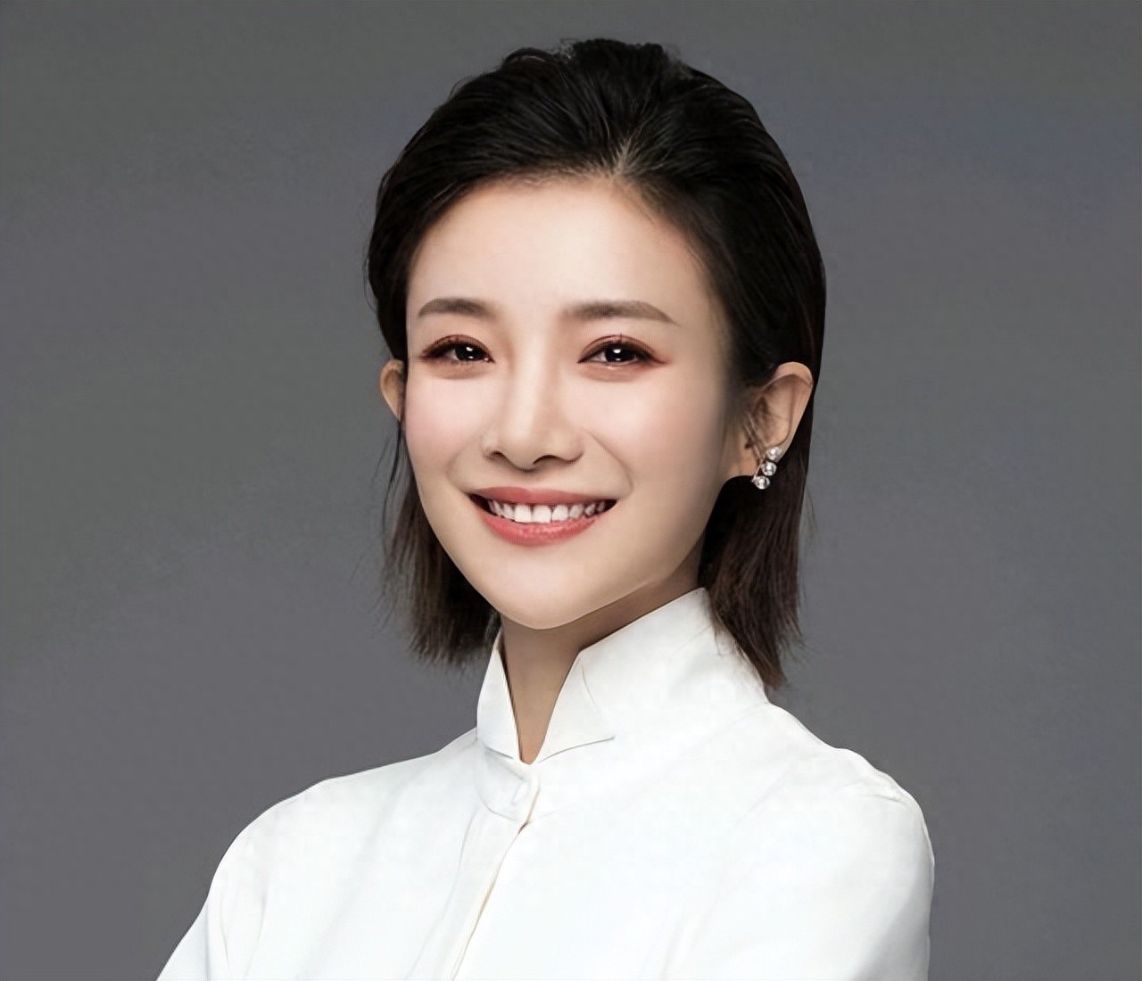 央视主持人大赛冠军，才貌双全，却拒绝入职央视，如今她后悔吗？