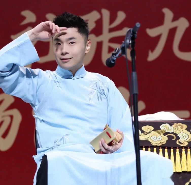 郭德纲开业真土豪！穿4万迪奥套装 LV鞋 座驾奔驰, 网友被身后人吓到