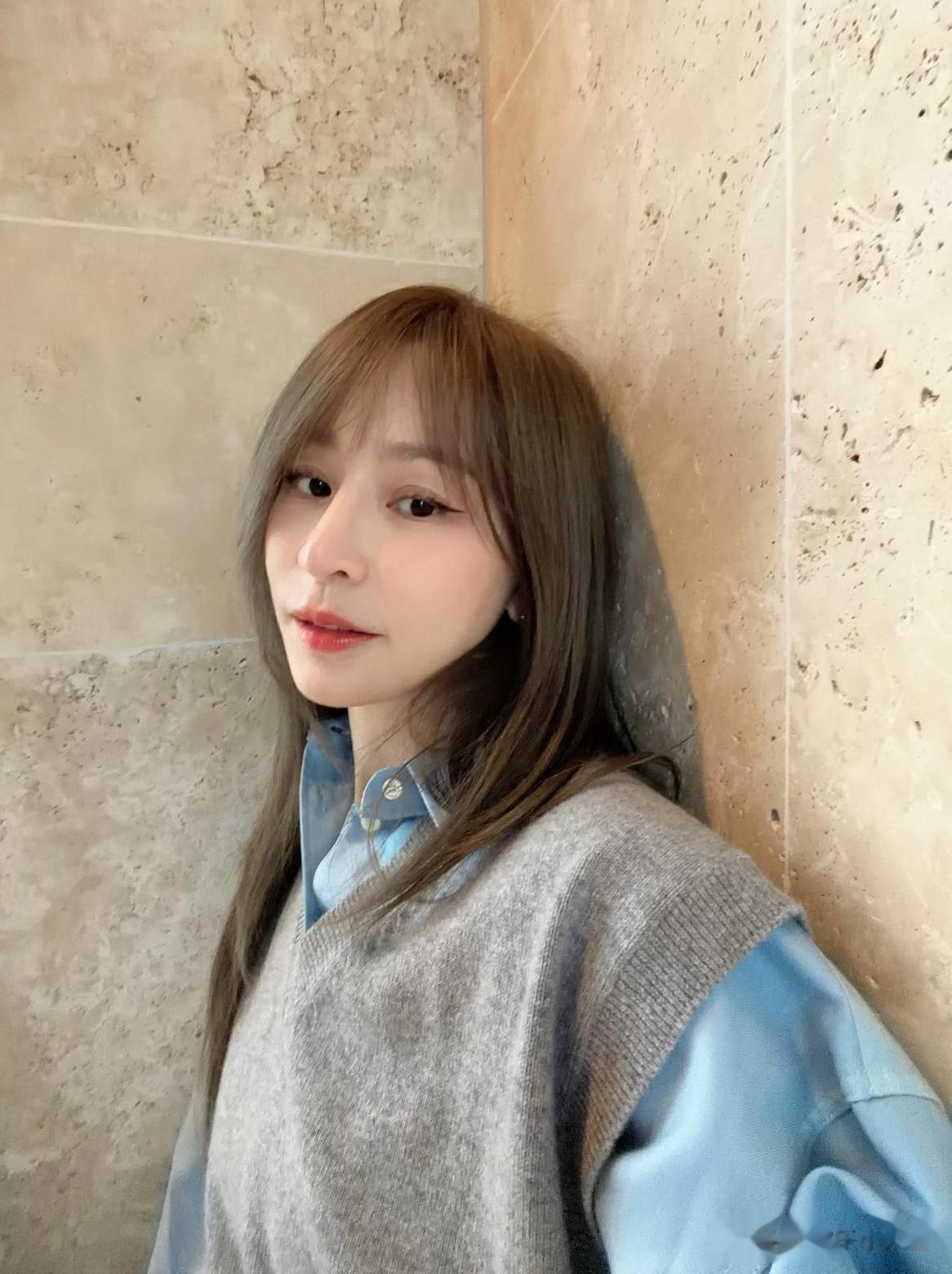 王心凌分享元宵节美照，穿蓝色衬衣搭配灰色背心，美得似少女