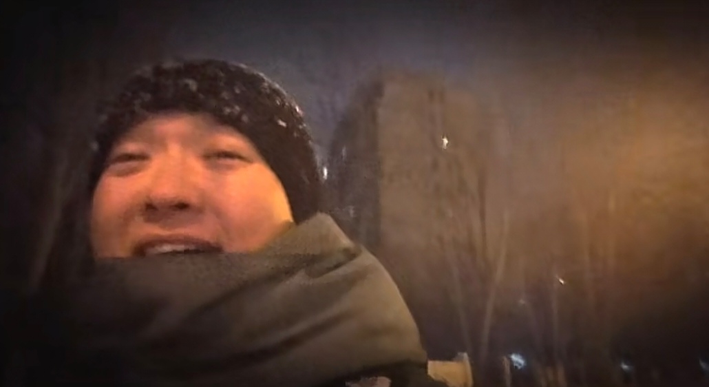 高云翔深夜在天津街头淋雪,边走边笑,网友:你这一生后悔不