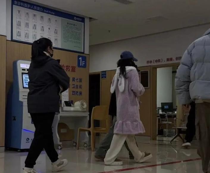 女顶流明星现身医院急诊，被网友偶遇，虚弱到站不稳需要搀扶