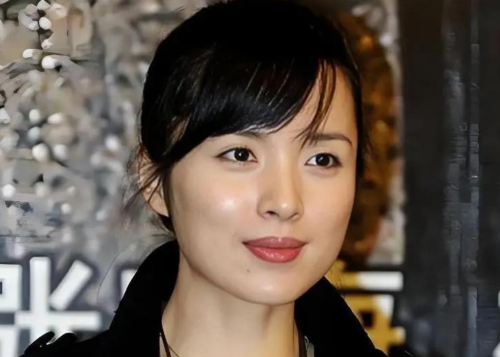 她26岁成双料影后，二婚嫁靳东高龄生下两子，今48岁美得自信从容