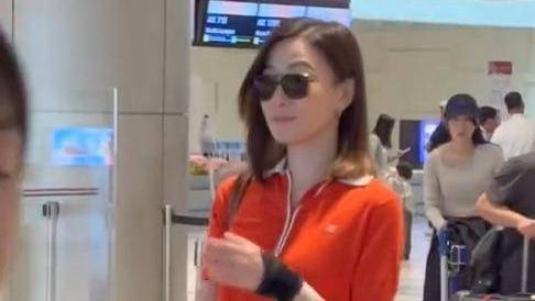 51岁佘诗曼现身新加坡，生图下脸凸有褶子，穿红衣遭吐槽像服务员