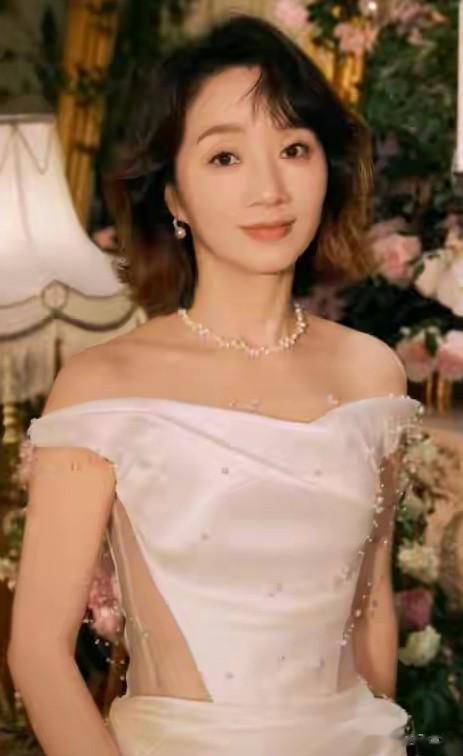 郭晓婷母女拍婚纱照写真曝光！妈妈长相似明星，郭爸爸真是有福气