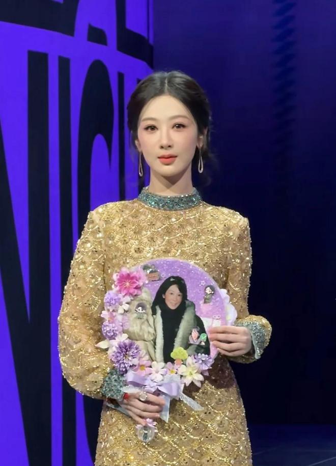 杨紫罗马秀翻车！红发粉裙又土又显老