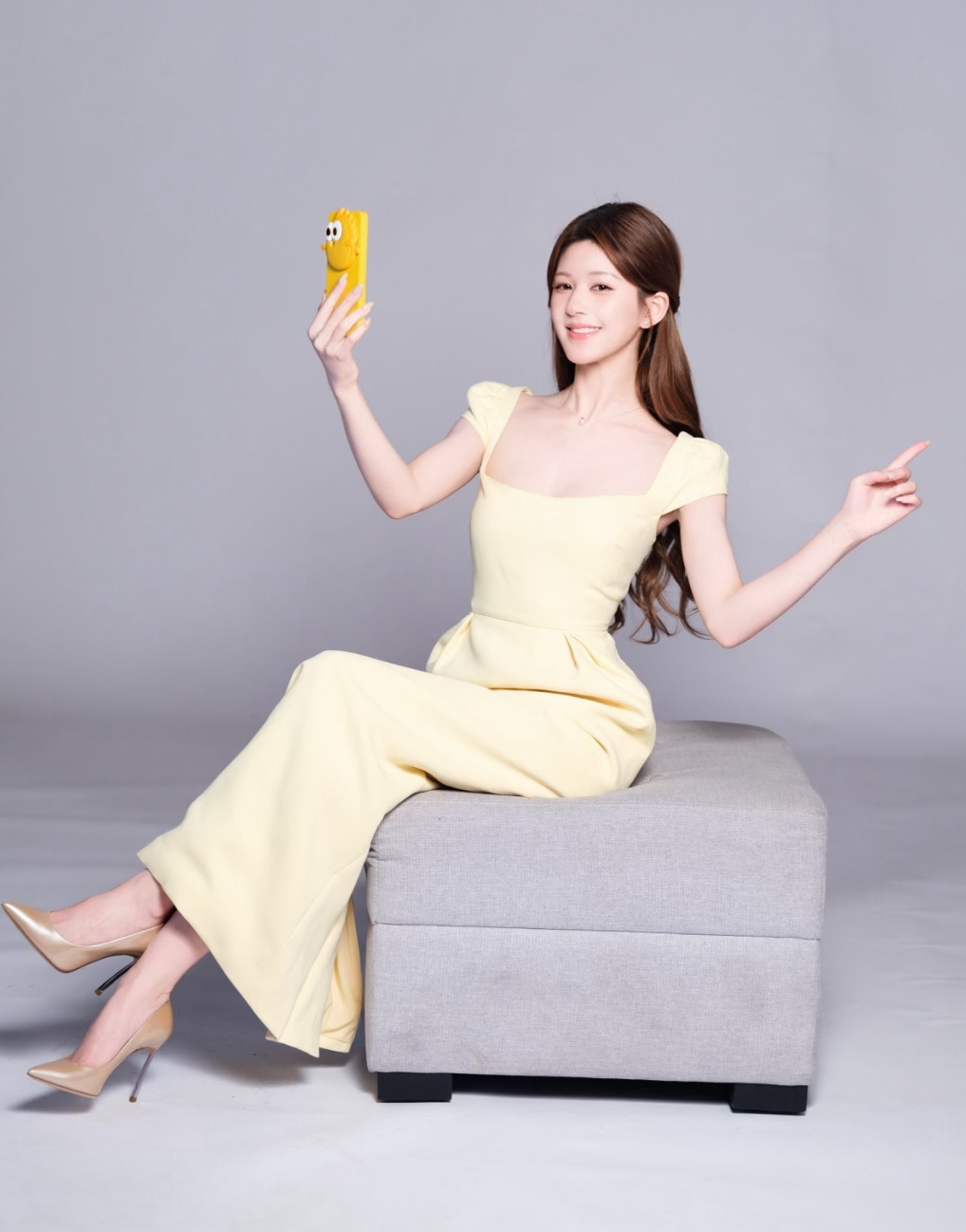 赵露思广告造型美回以前，身穿白裙，长发披肩，元气满满