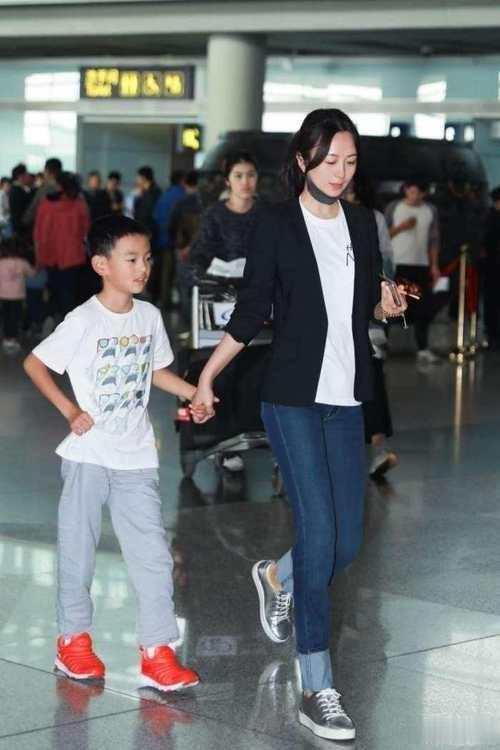 杨童舒现状：50岁年轻的像30岁，是大学教授，儿子长相帅气很像她