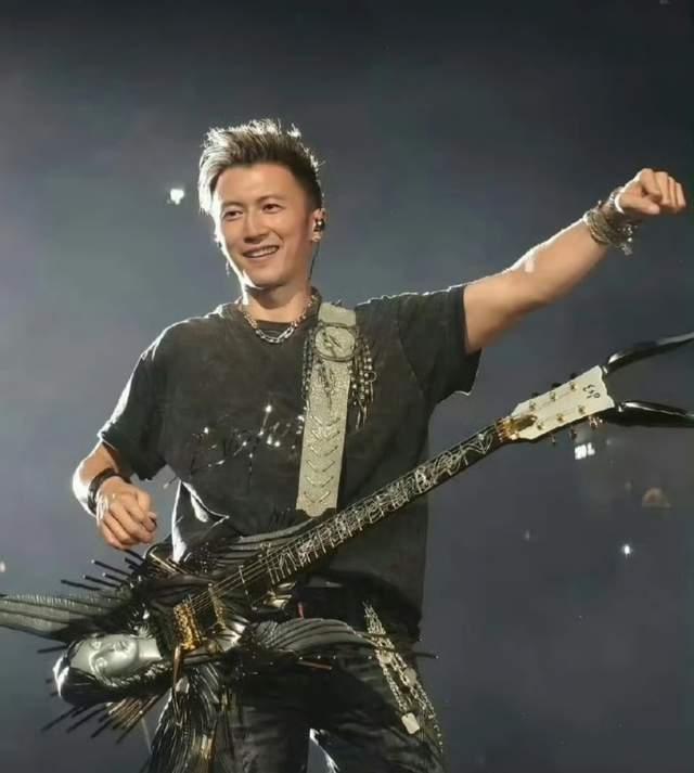 57岁王菲断崖式衰老！十个月前刚和谢霆锋秀恩爱，两人外形差距大