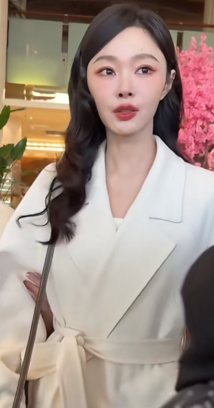 宋轶百花迎春晚会下班,系带白大衣配波浪卷发,优雅又甜美