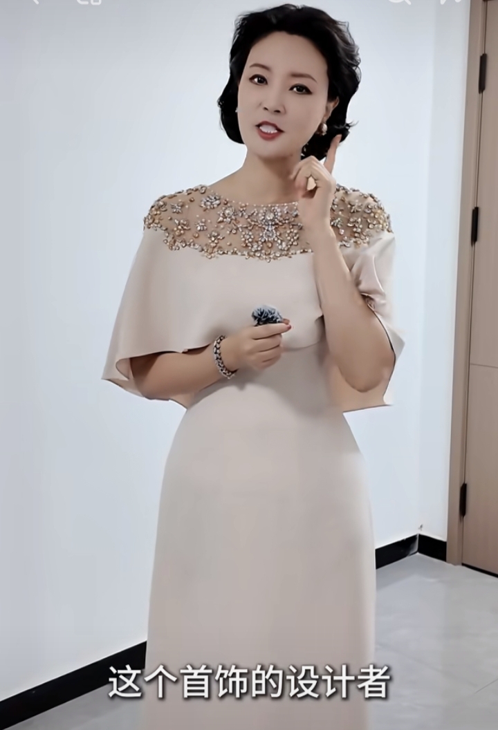 刘芳菲分享春晚礼服裸色钉珠披肩裙配复古卷发优雅大气尽显东方美